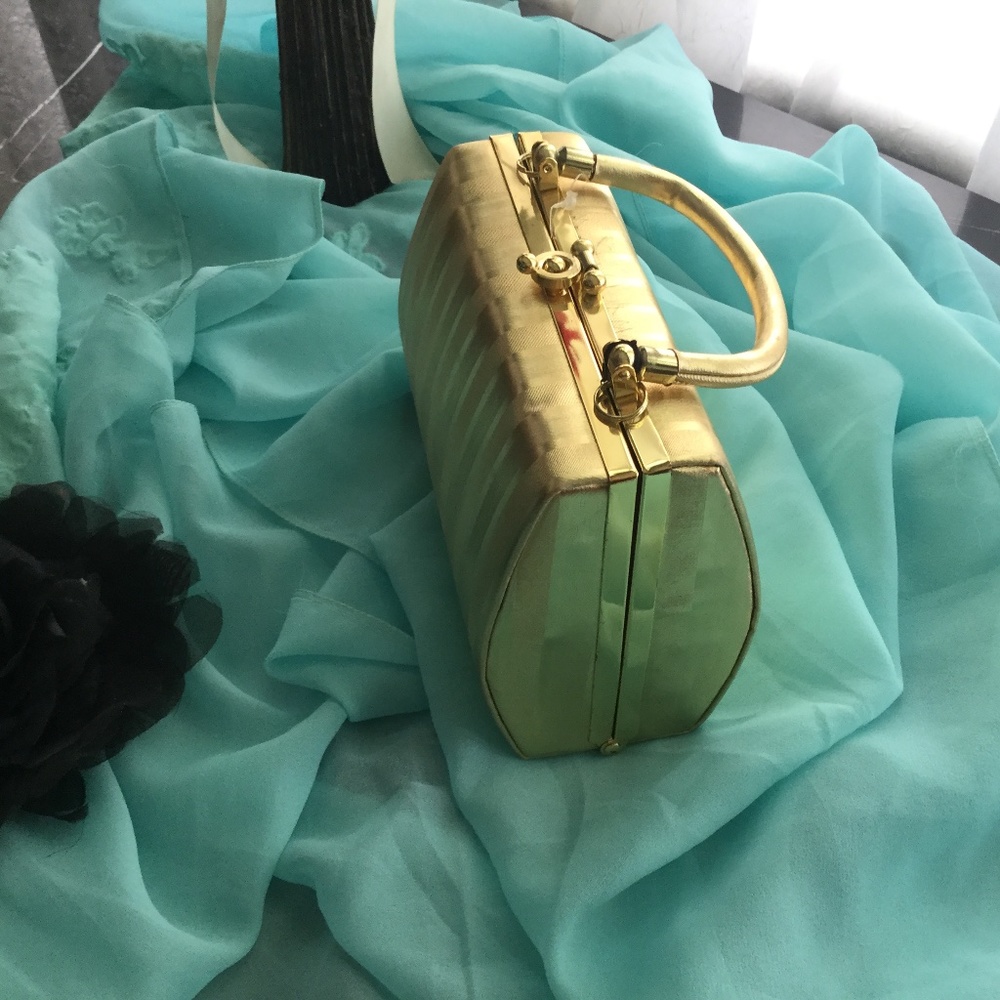 Vintage Gold tone purse w/long strap cross body - Picture 3 of 4